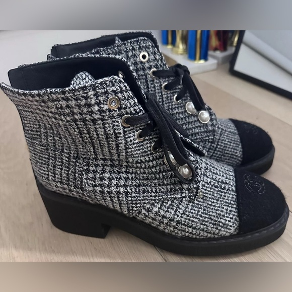 CHANEL 20B Tweed Fabric Cap Toe Pearl Lace Up Ankle Bootie Boots Shoes - Picture 2 of 12
